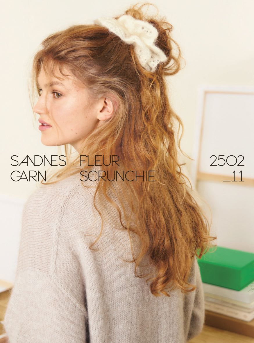 2502 - DIY - Nr. 11  Fleur Scrunchie - Papir - Sandnes garn - Garntopia