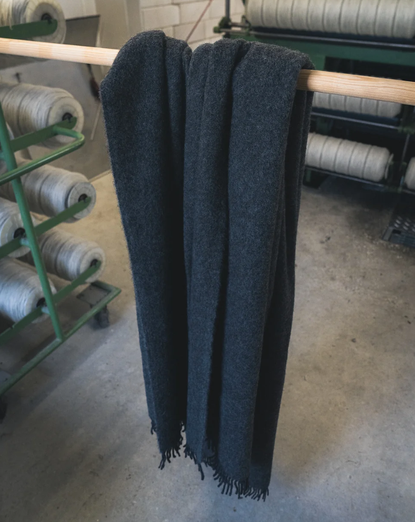 Hjelholt Pledd - Koksgrå - Hjelholt - Garntopia