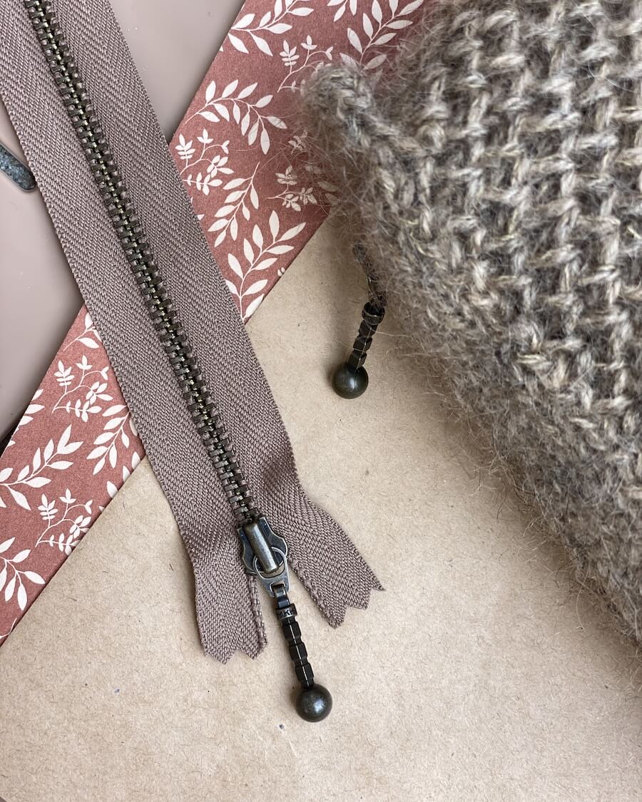 Glidelås 17 cm - Hasselnøtt - PetiteKnit - Garntopia