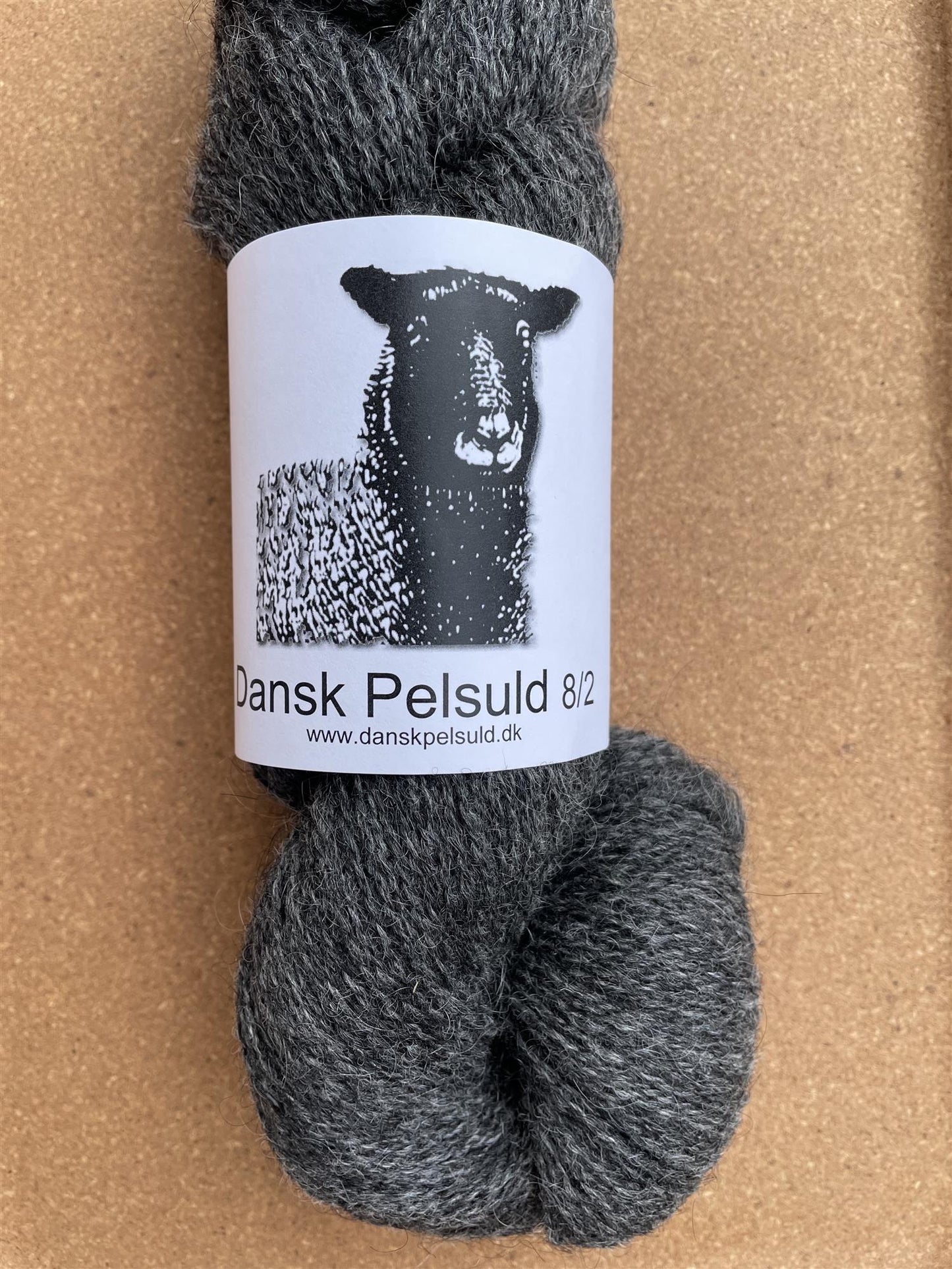 02 Mørk grå   -  Dansk pelsuld 8/2 - Hjelholt - Garntopia