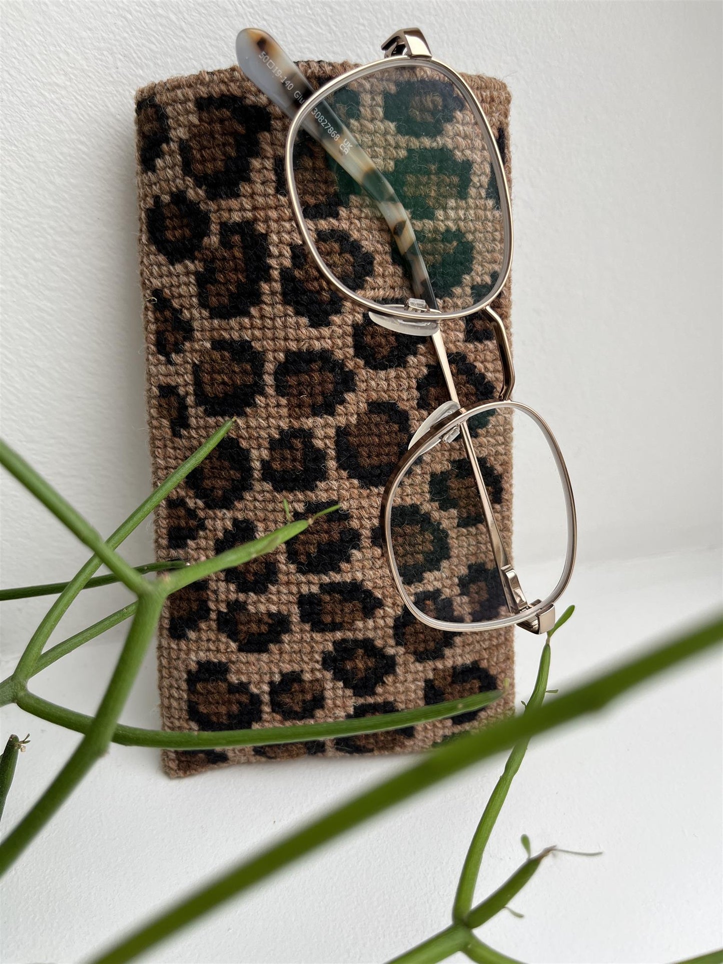 2023-3 See the leopard - brilleetui 8,5x16,5 cm - PompStitch - Garntopia