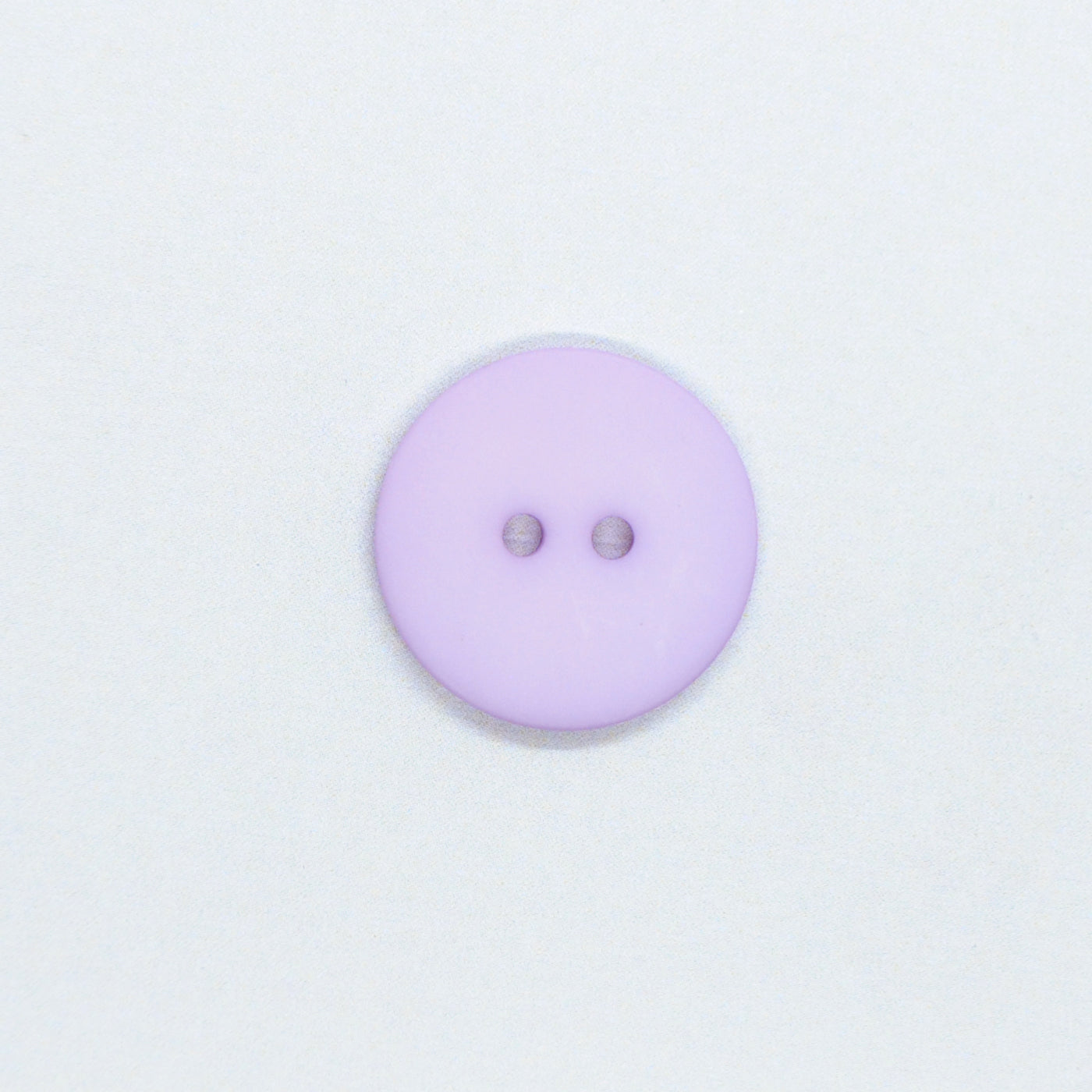 Plastknapp 2 hull - Lilla - 18 mm - Villy Jensen - Garntopia