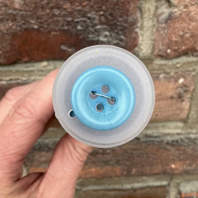 Plastknapp 4 hull - Blå - 15 mm - Villy Jensen - Garntopia