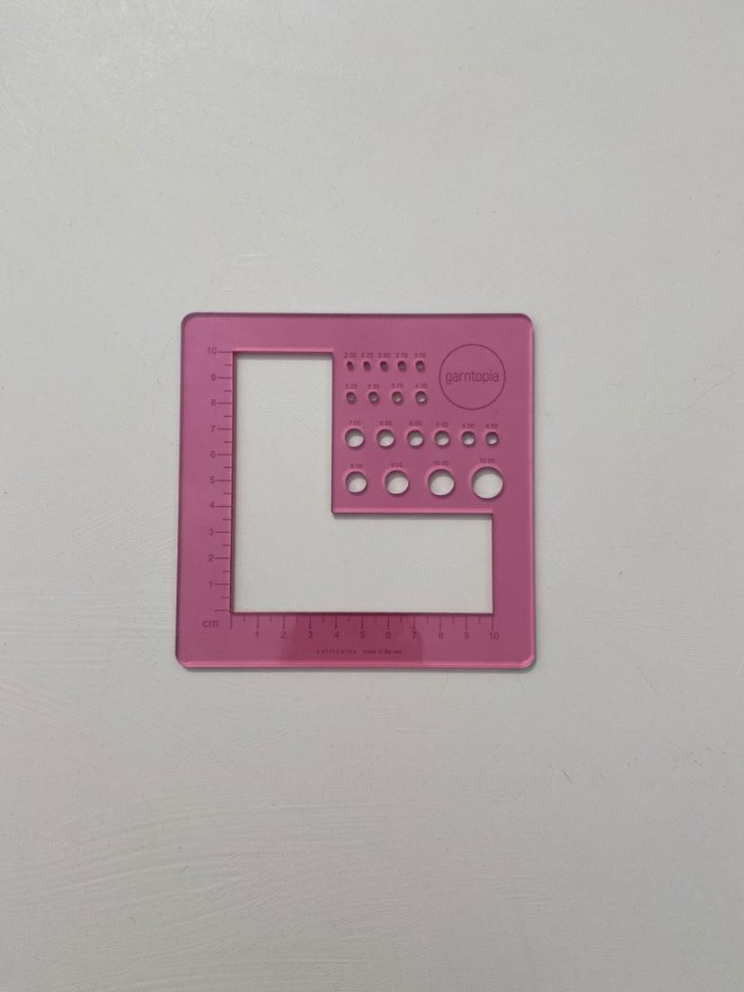 Strikkefasthets- og pinnetykkelsesmåler - Pink transparent - Garntopia - Garntopia