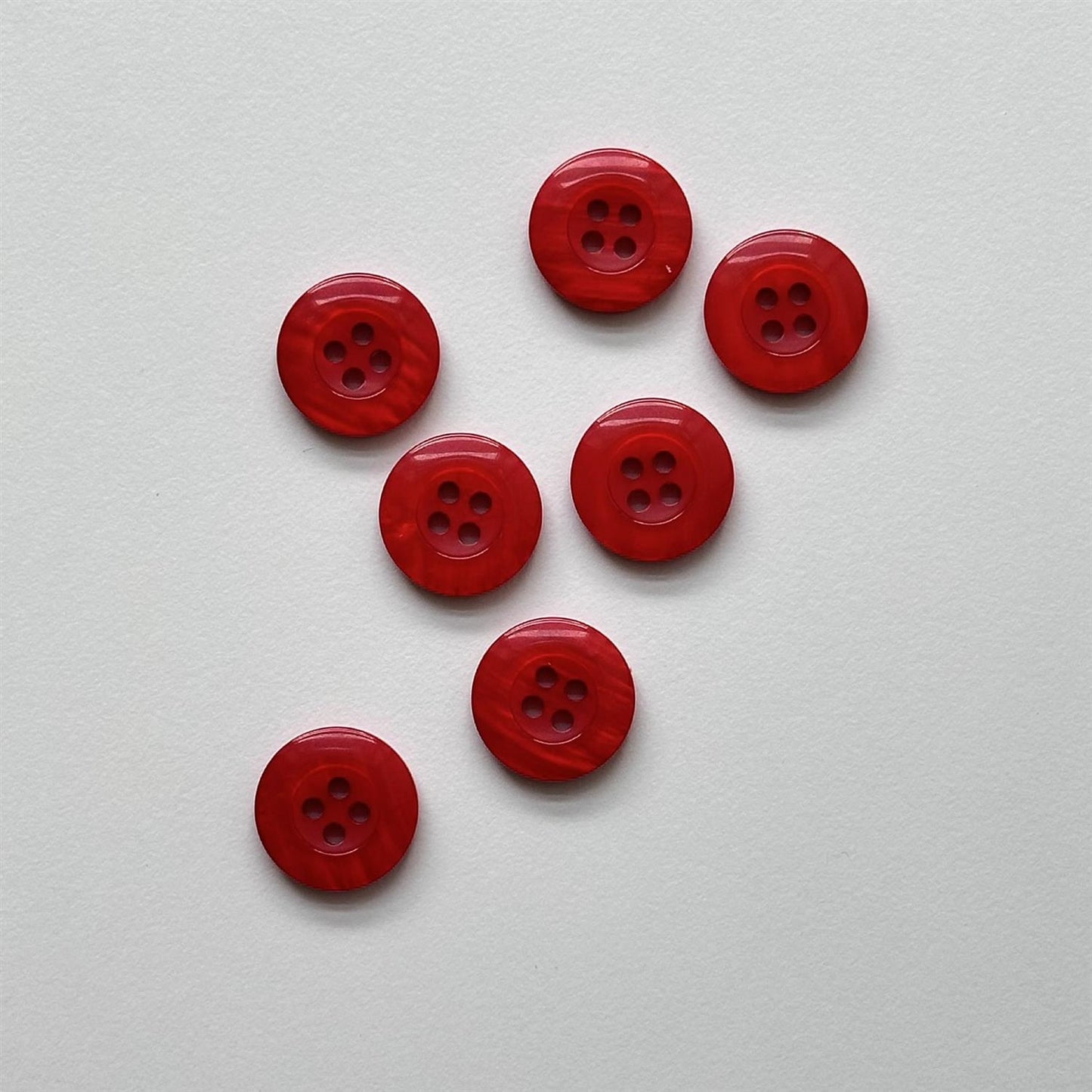 Knapp 4 hull, Poppy rød - 23 mm - Villy Jensen - Garntopia