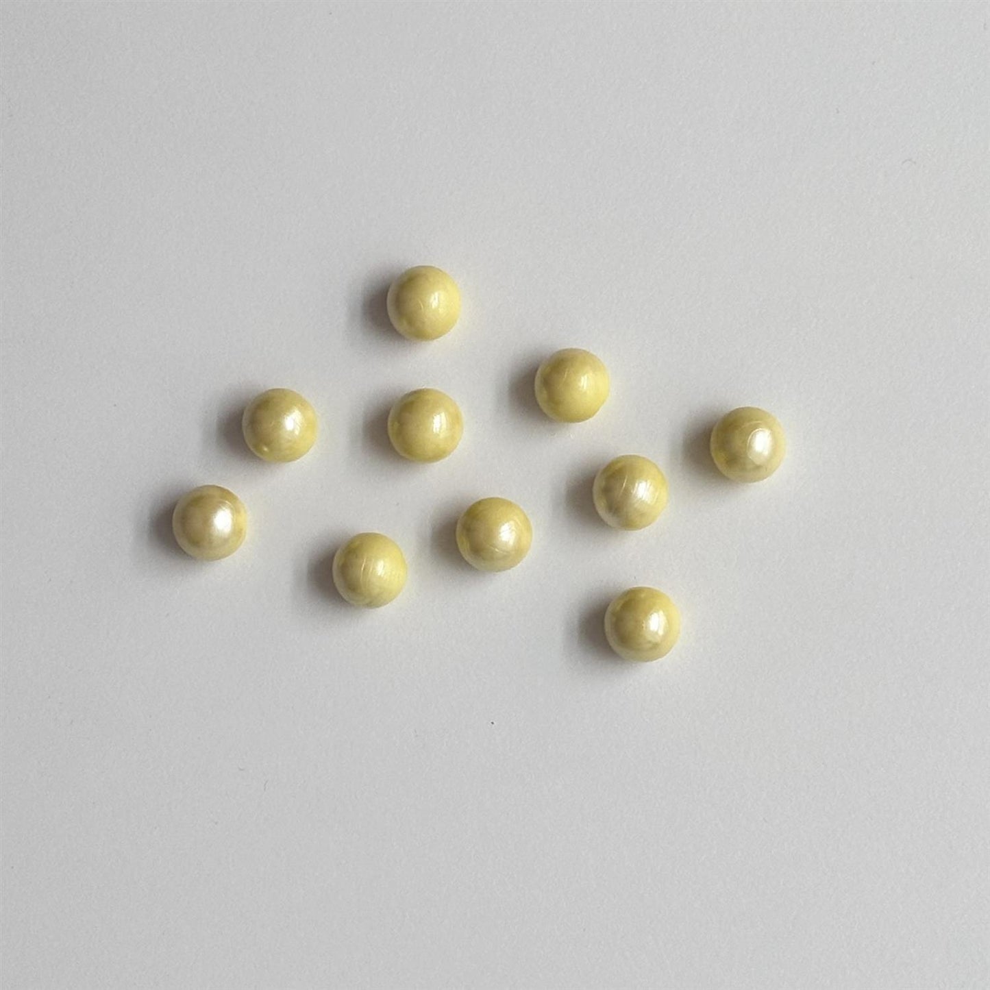 Rund perleknapp i plast - lys gul- 10 mm - Hjelmtvedt - Garntopia