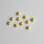 Rund perleknapp i plast - lys gul- 10 mm