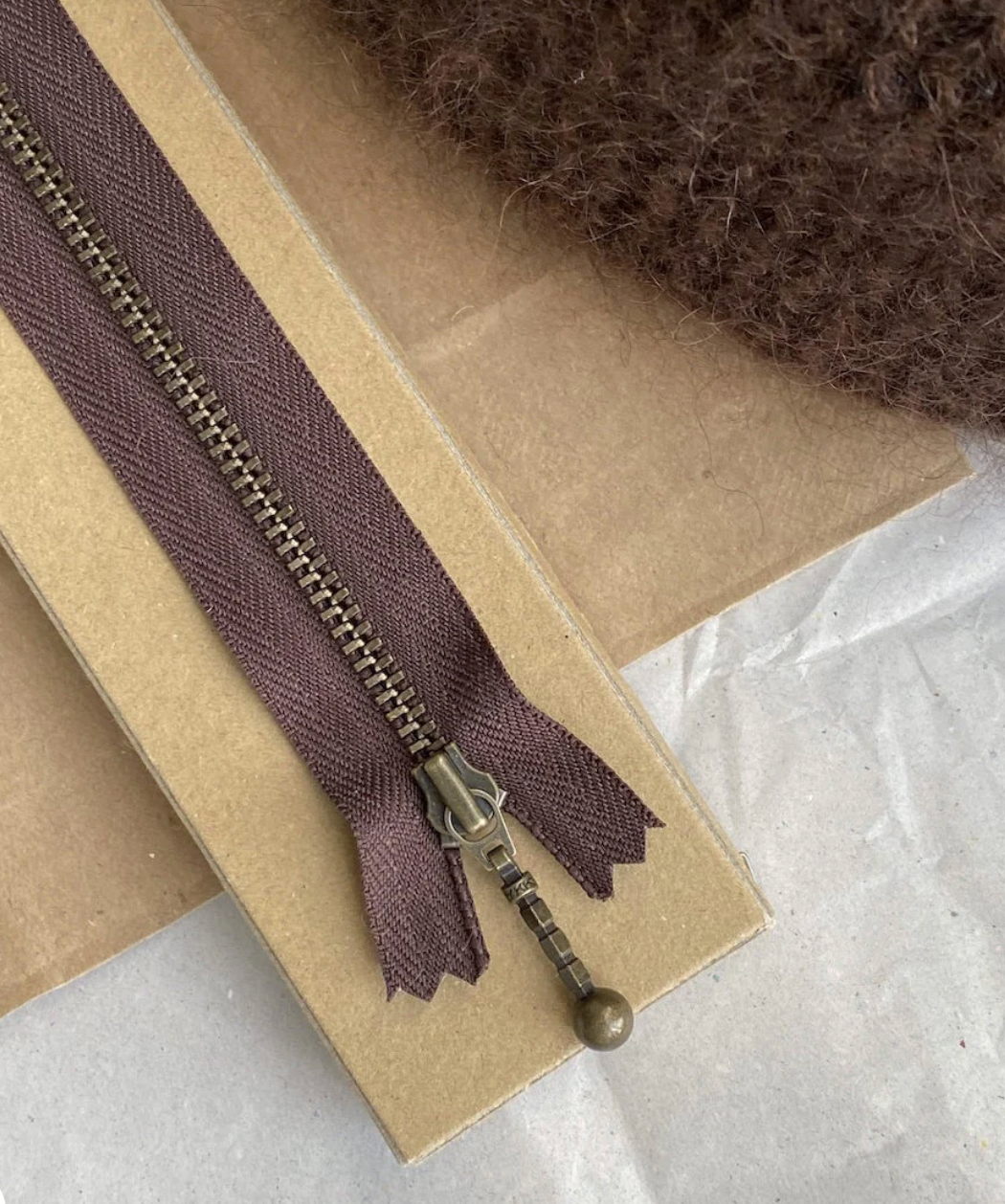 Glidelås 23 cm - Sjokoladebrun - PetiteKnit - Garntopia