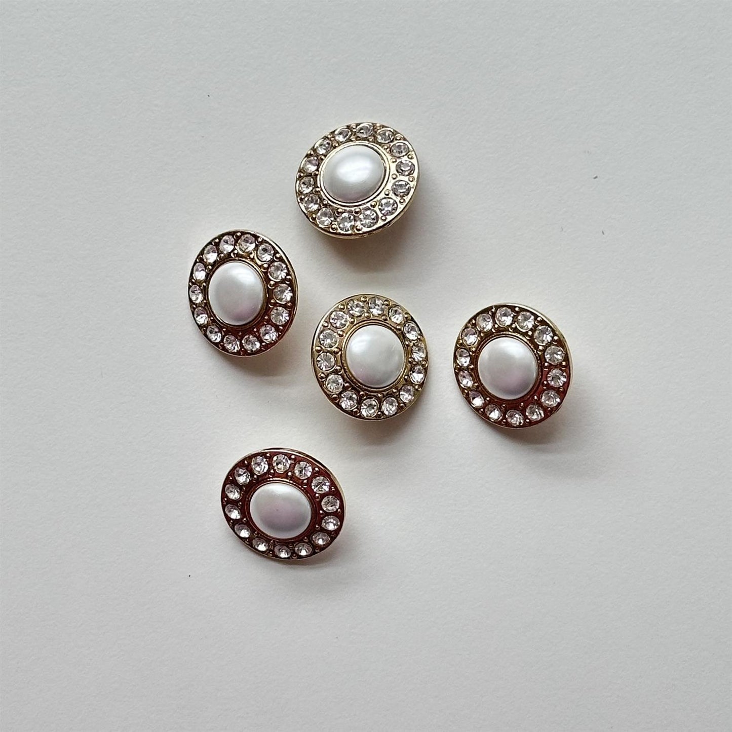 Strassknapp, gull m/perle- 20 mm - Hjelmtvedt - Garntopia