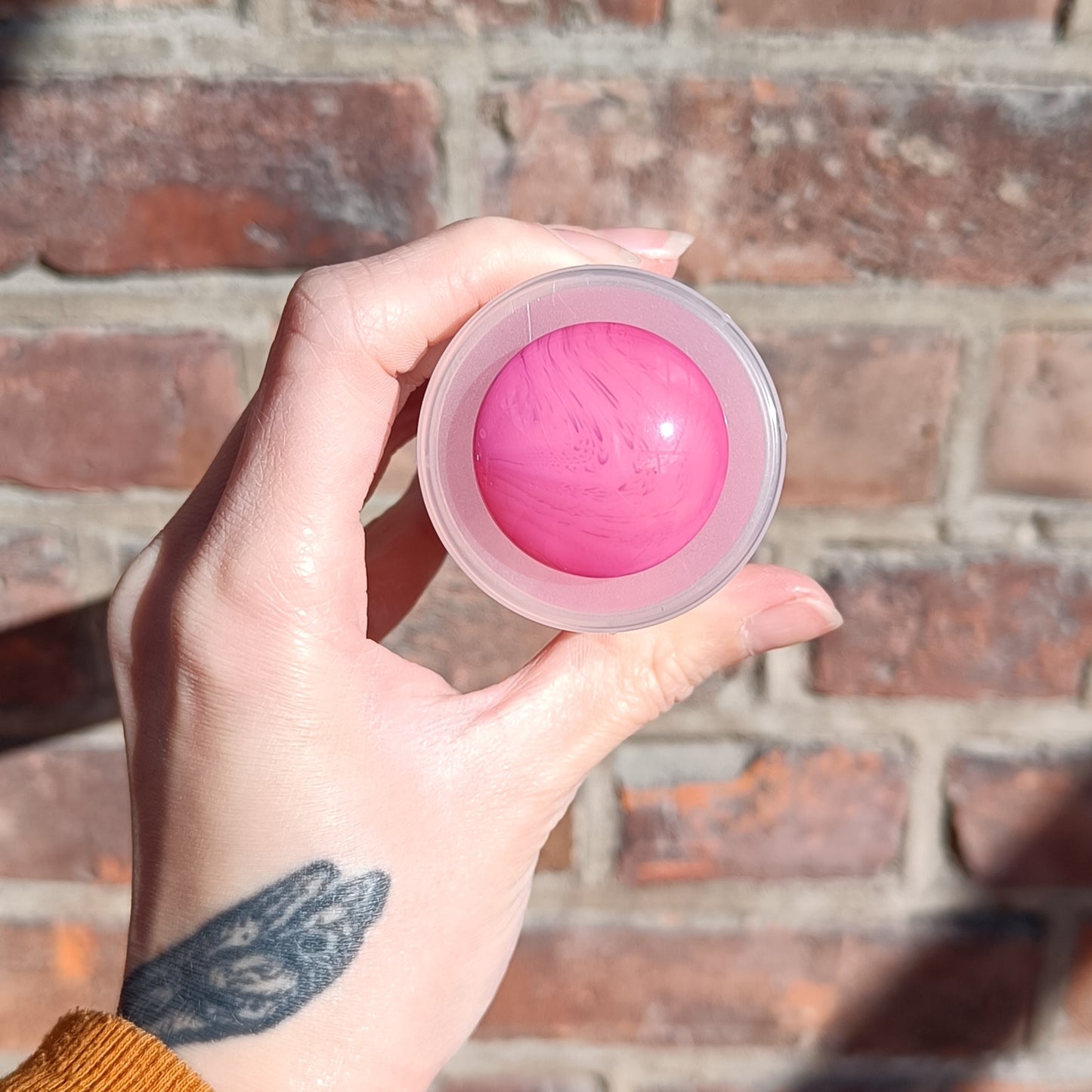 Stor Plastknapp  Pink - 30 mm - Villy Jensen - Garntopia