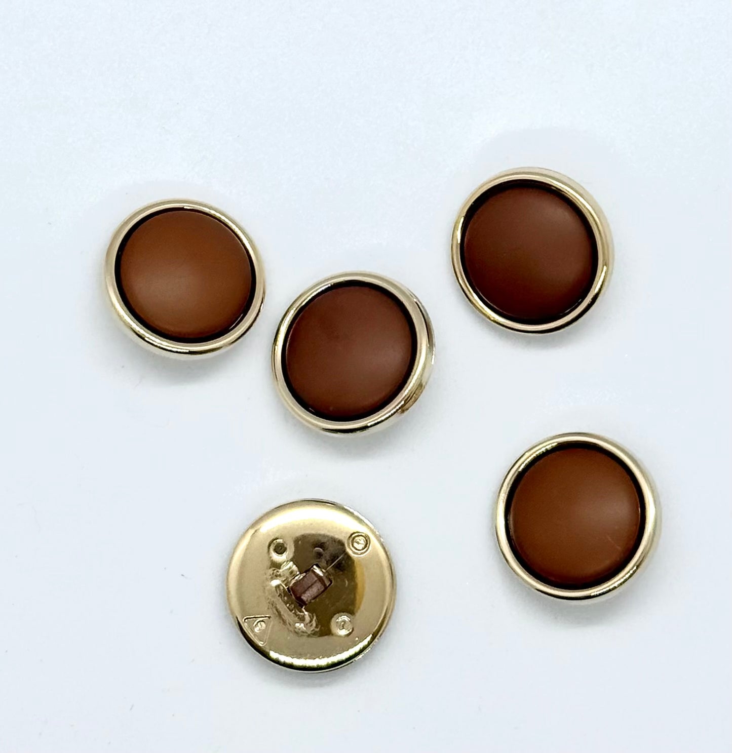 Nylonknapp, brun med gullkant - Matt - 22 mm - NEWOLD COMPANY - Garntopia