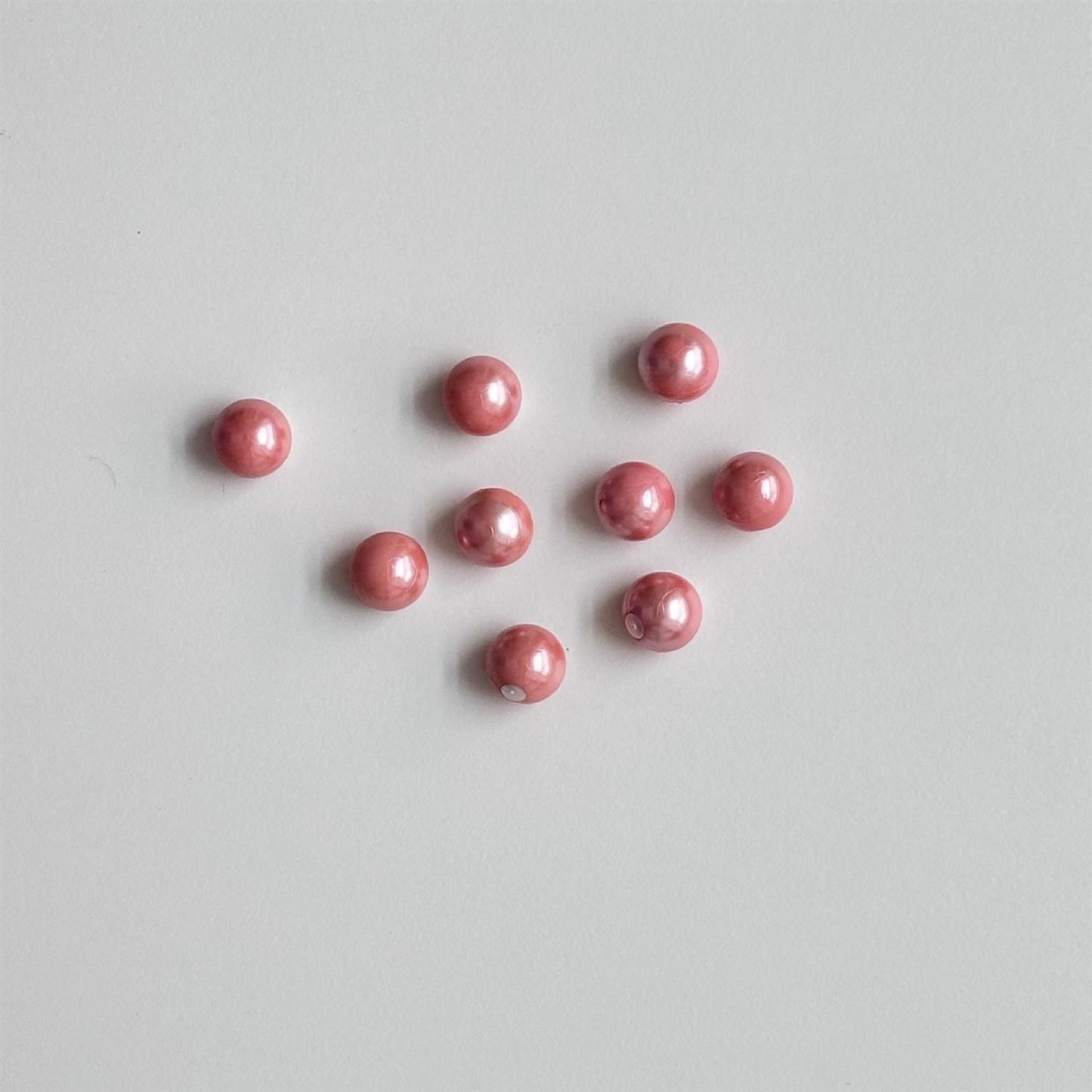 Rund perleknapp i plast - fersken - 10 mm - Hjelmtvedt - Garntopia