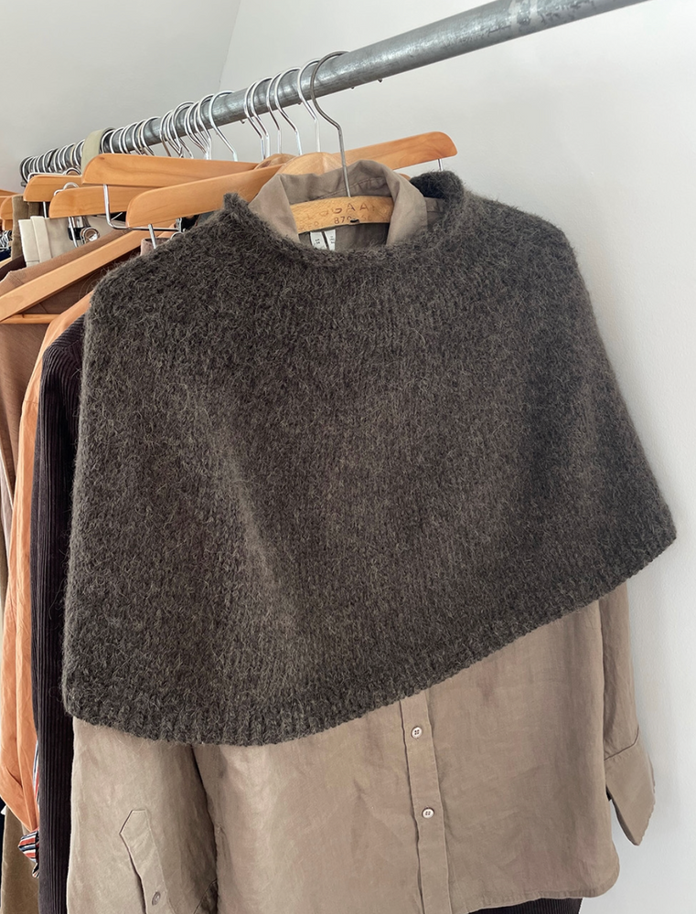 Le Knit - Plain Yoke Poncho - Papir - Lene Holme Samsøe - Garntopia