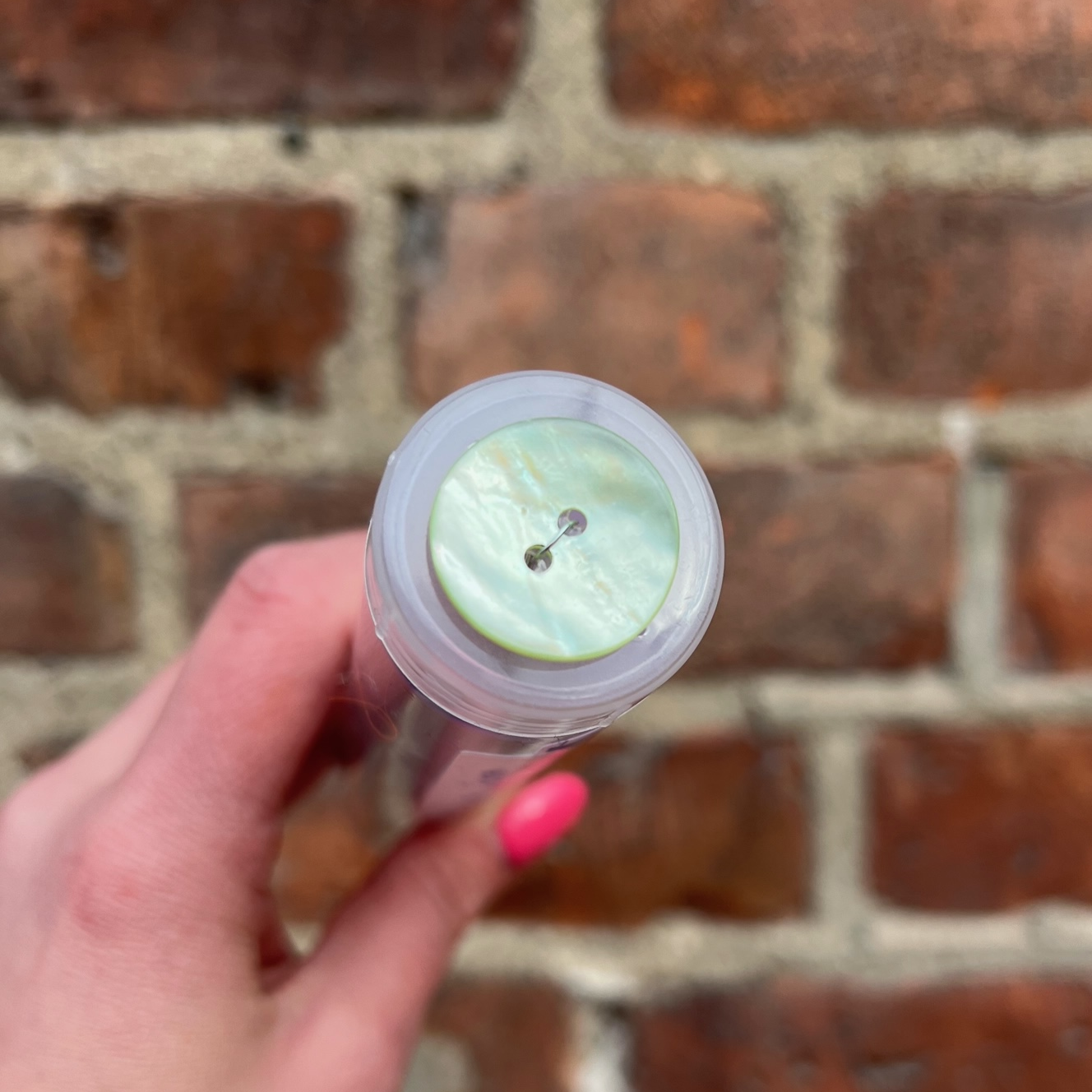 Perlemorknapp - Lysegrønn - 20 mm - Villy Jensen - Garntopia