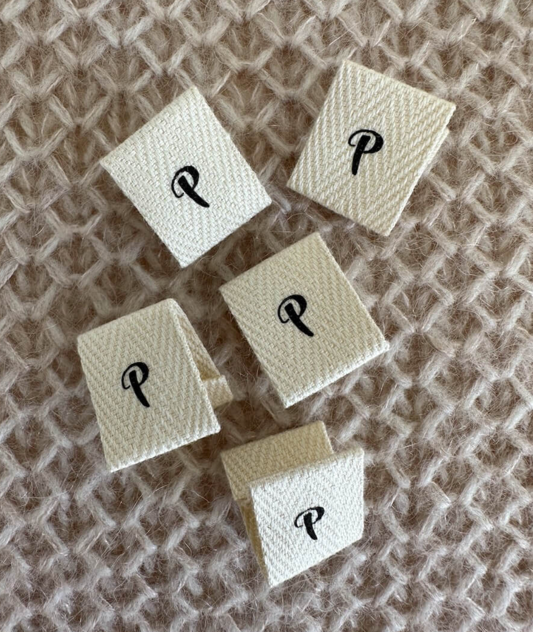 "P"- brettet label - PetiteKnit - Garntopia