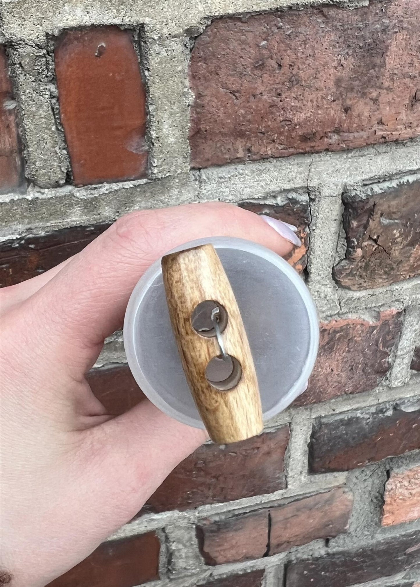 Duffelknapp, tre, mørk - 30 mm - Hjelmtvedt - Garntopia