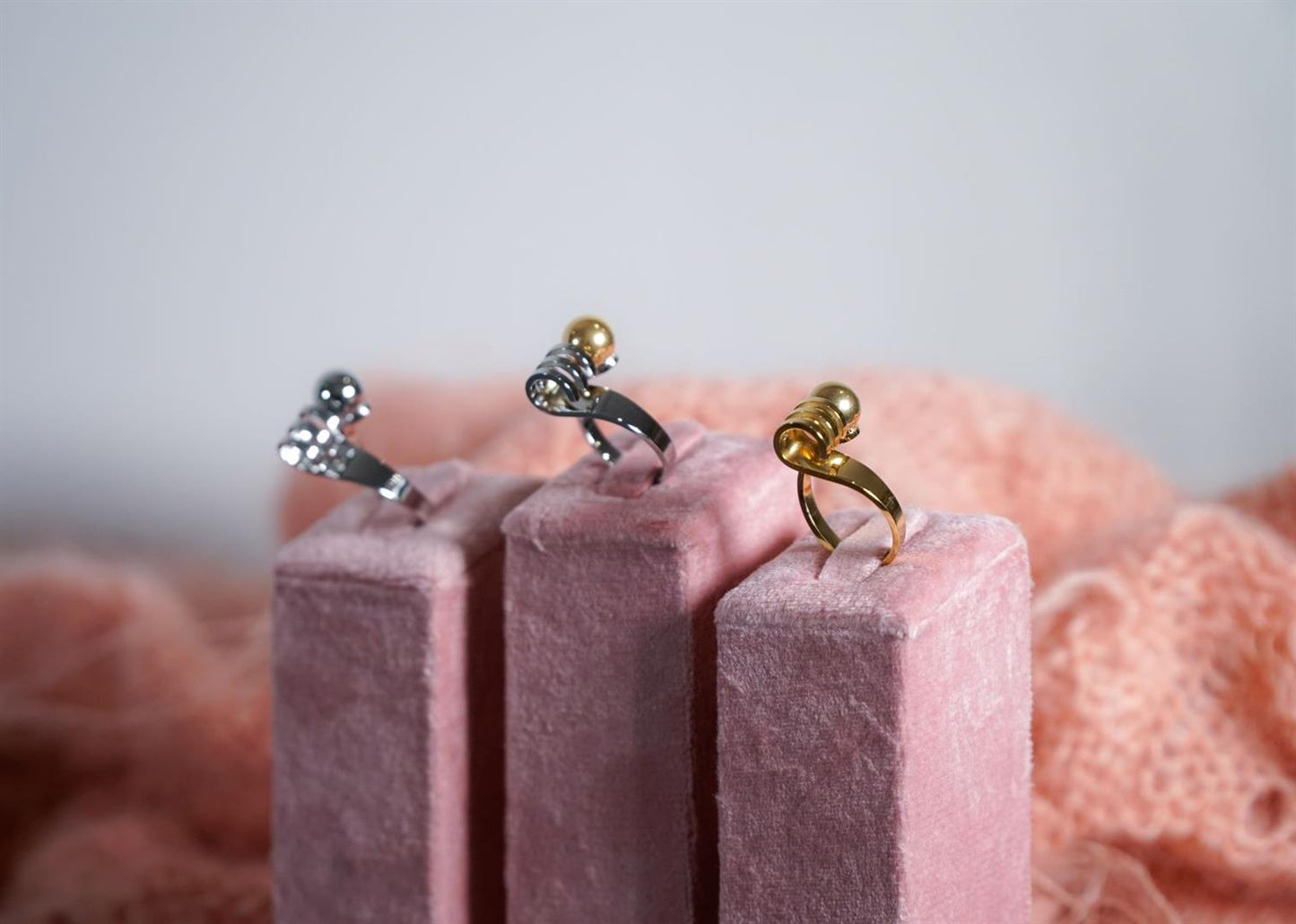 My Pearl GLOBE - Yarn Guiding Ring - Small Globe - Gold - SILFA ehf - Garntopia