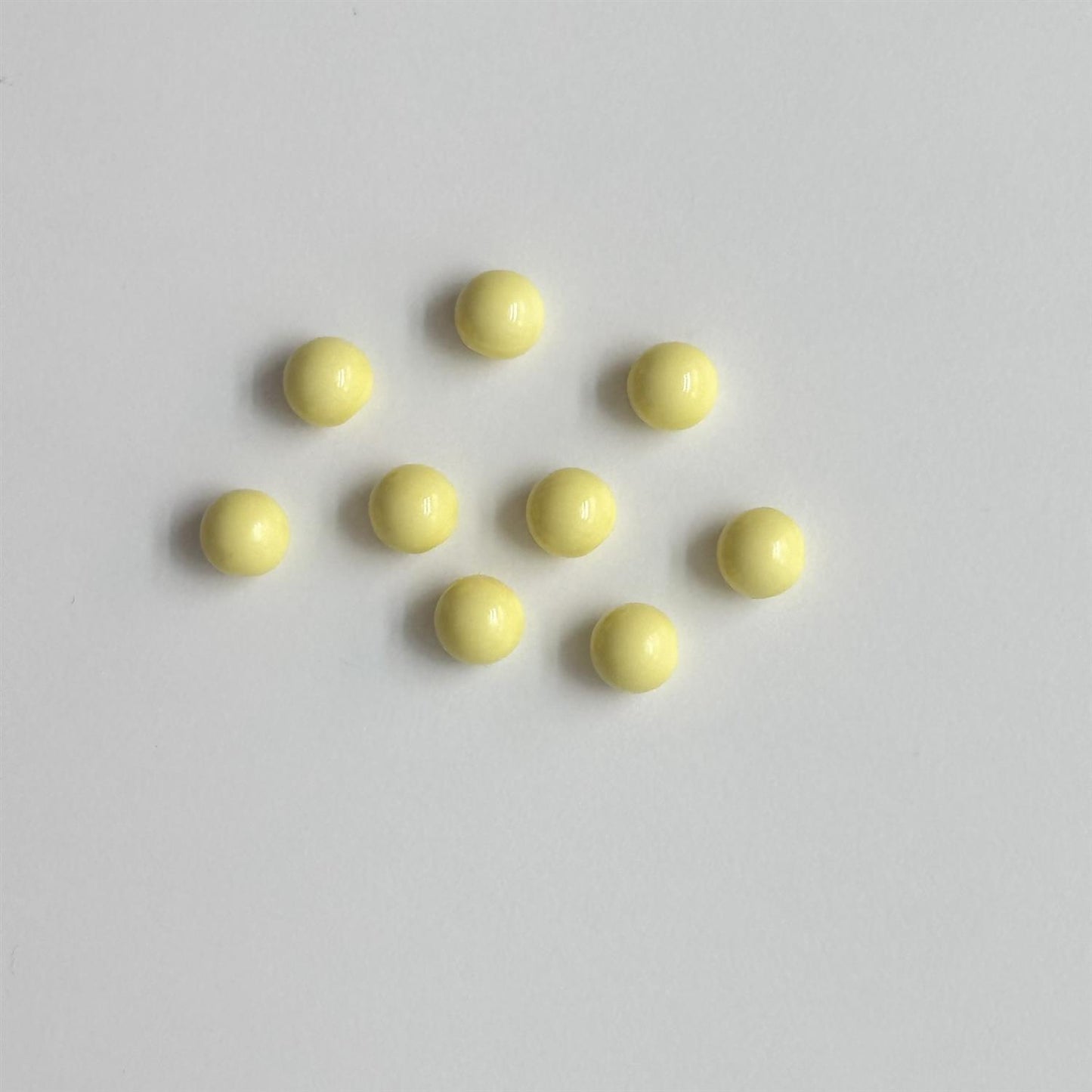 Kuleknapp i plast - gul - 10 mm - Hjelmtvedt - Garntopia