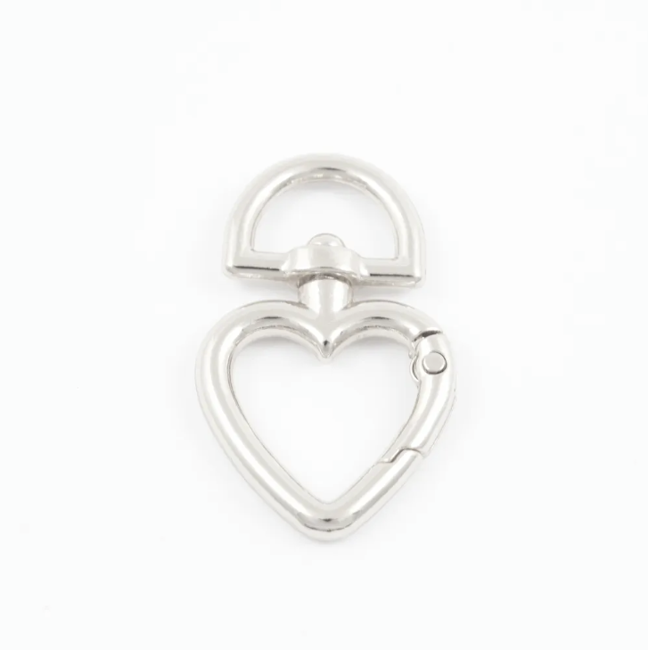 Karabinhjerte Sølv - 45 mm AC4034 - Kort & Godt - Garntopia