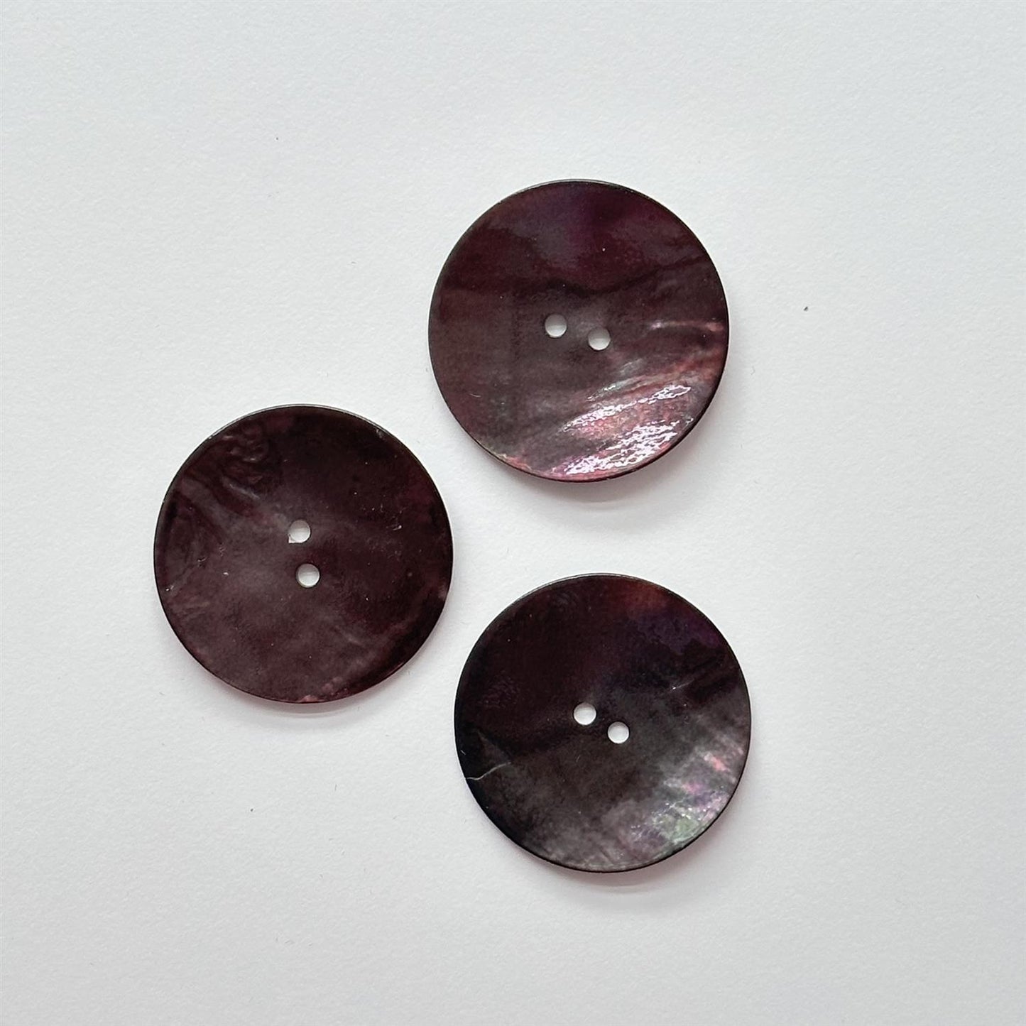 Perlemorknapp, brun - 34 mm - Hjelmtvedt - Garntopia