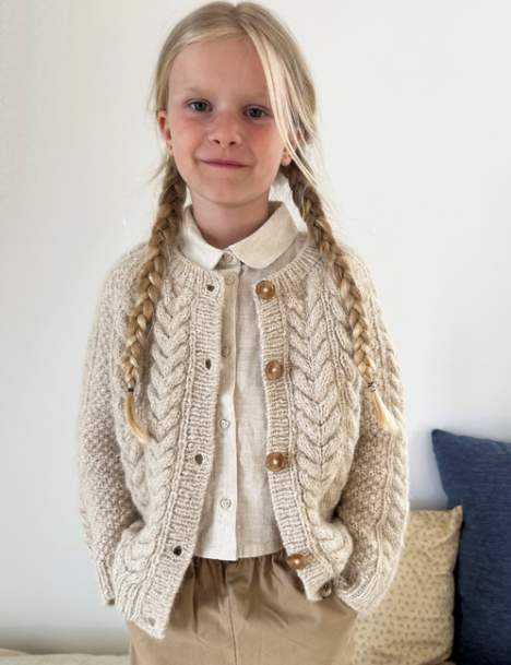 Le Knit - Siri Cardigan Junior - Papir - Lene Holme Samsøe - Garntopia