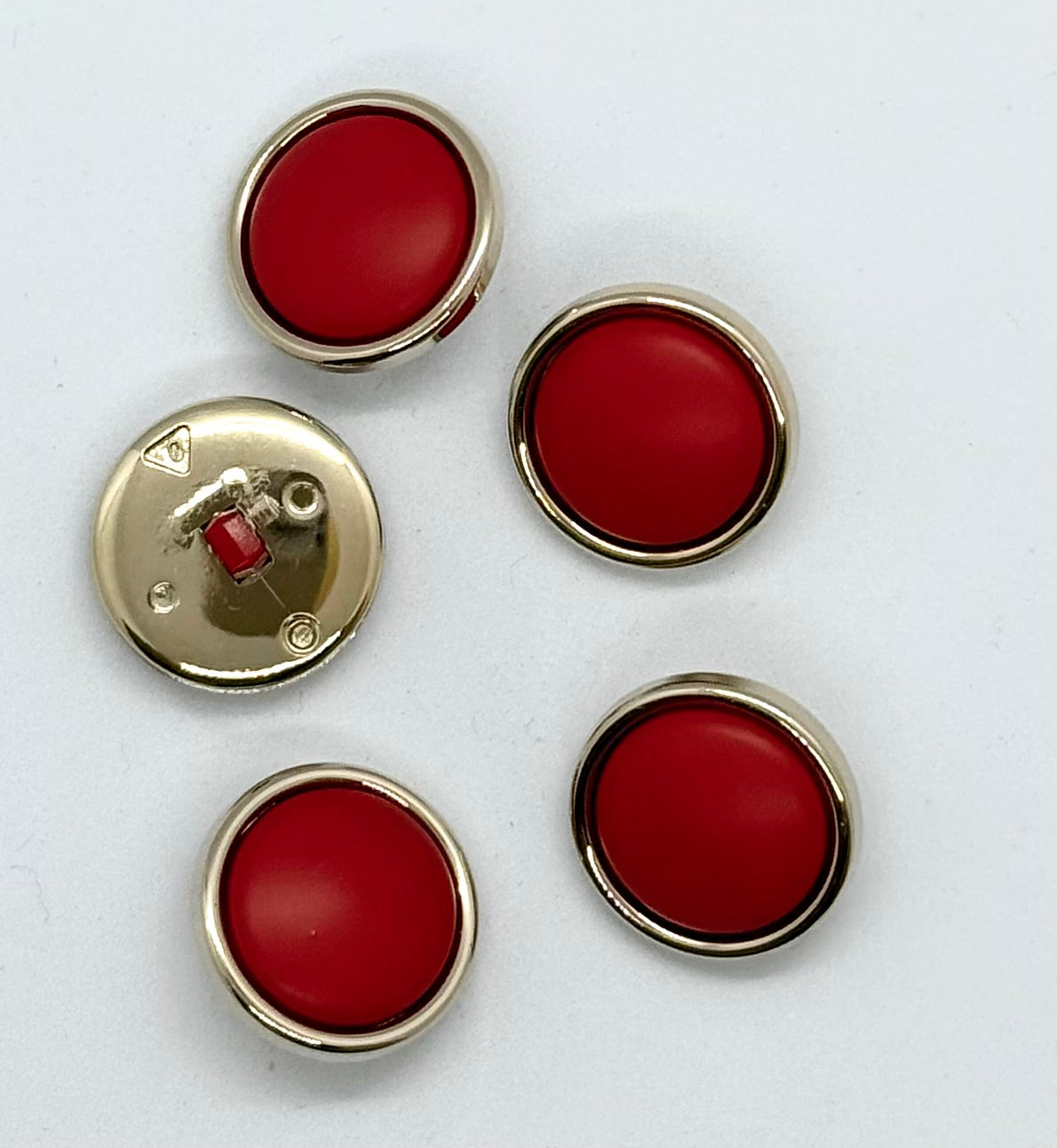 Nylonknapp, rød med gullkant - Matt - 22 mm - NEWOLD COMPANY - Garntopia