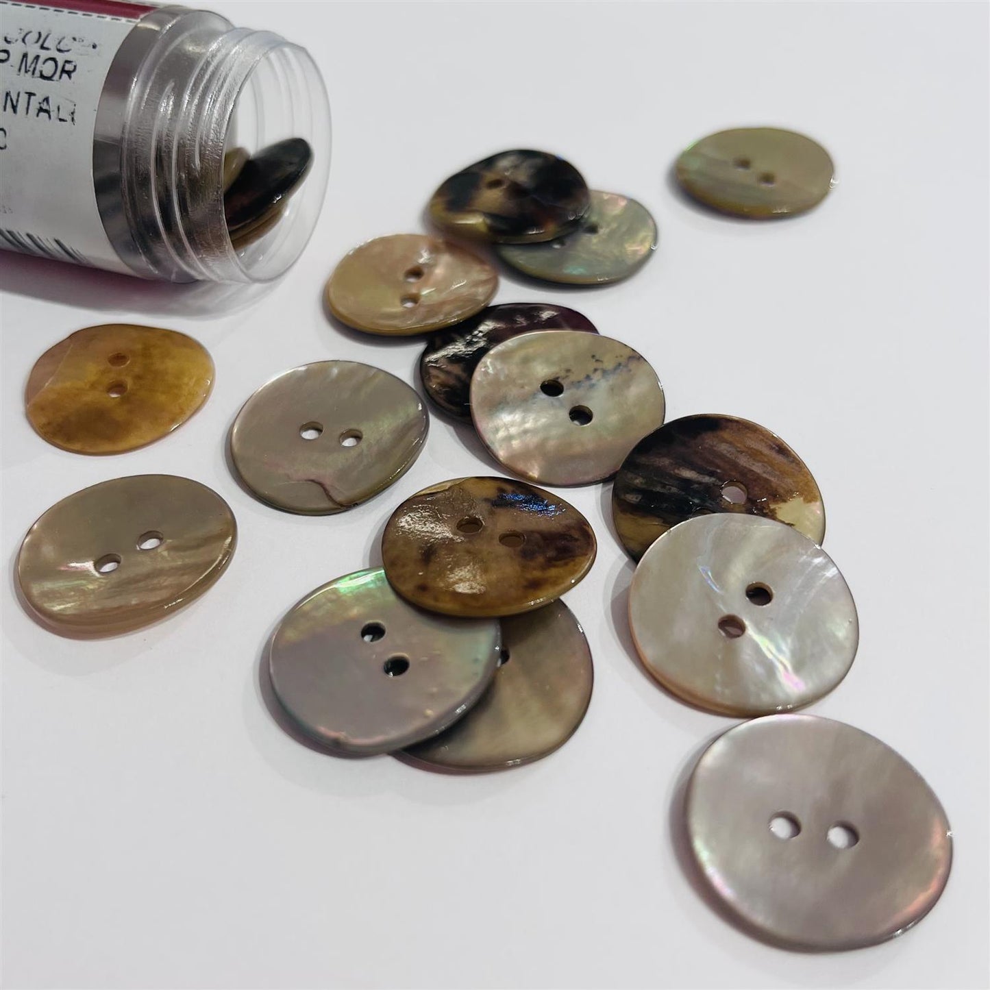 Perlemorknapp Champagne - 20 mm - Hjelmtvedt - Garntopia