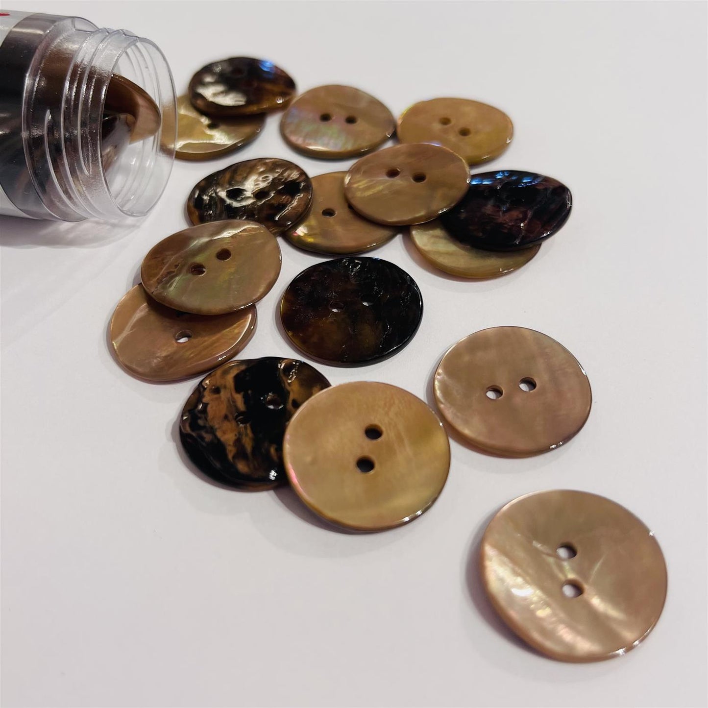 Perlemorknapp Sand - 20 mm - Ukjent - Garntopia