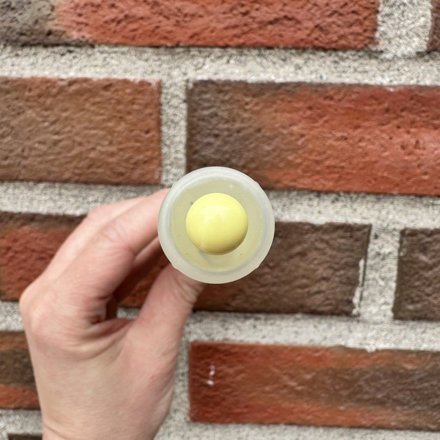 Kuleknapp i plast - gul - 10 mm - Hjelmtvedt - Garntopia