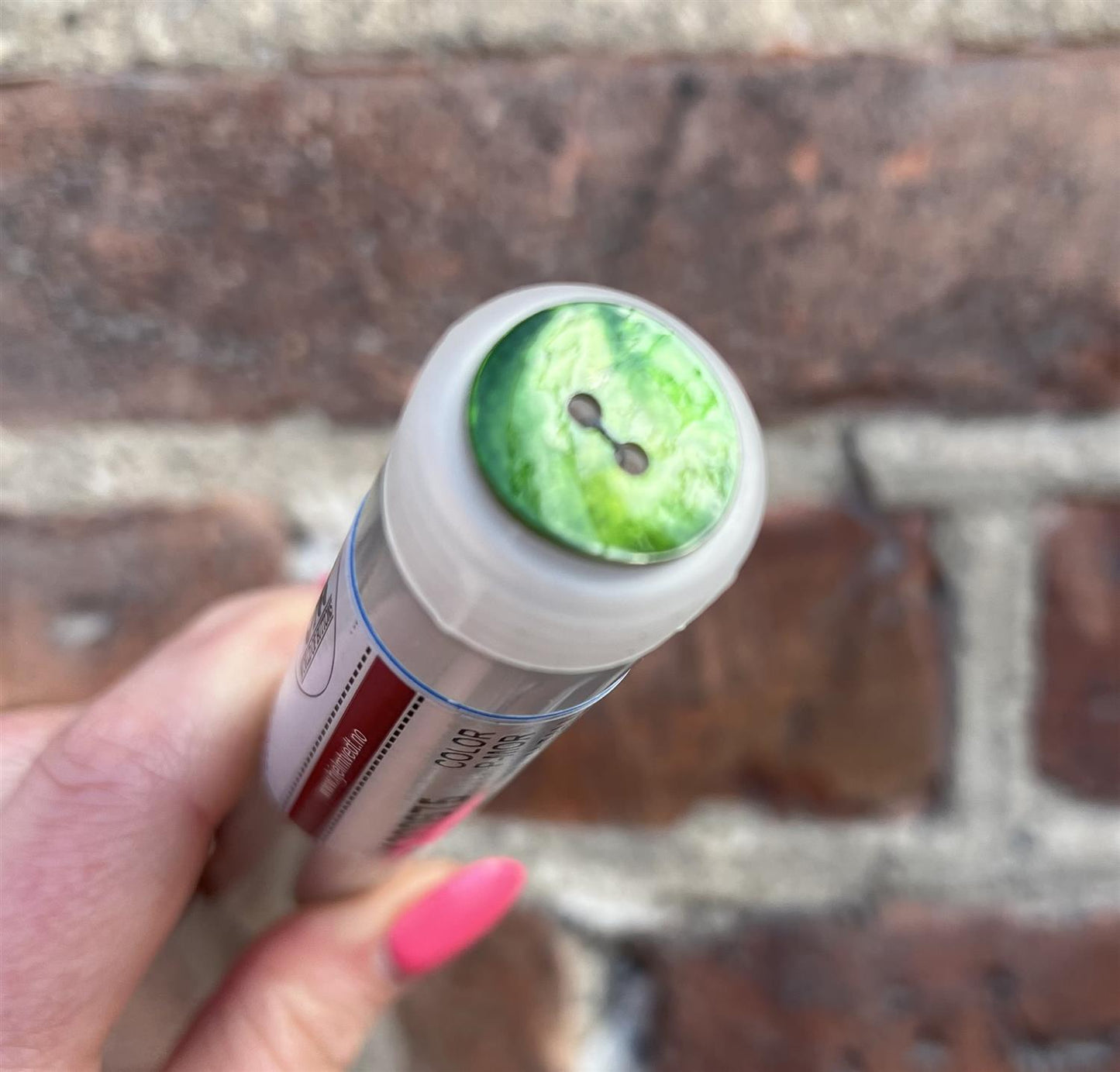 Perlemorknapp Frisk Grønn - 18 mm - Hjelmtvedt - Garntopia