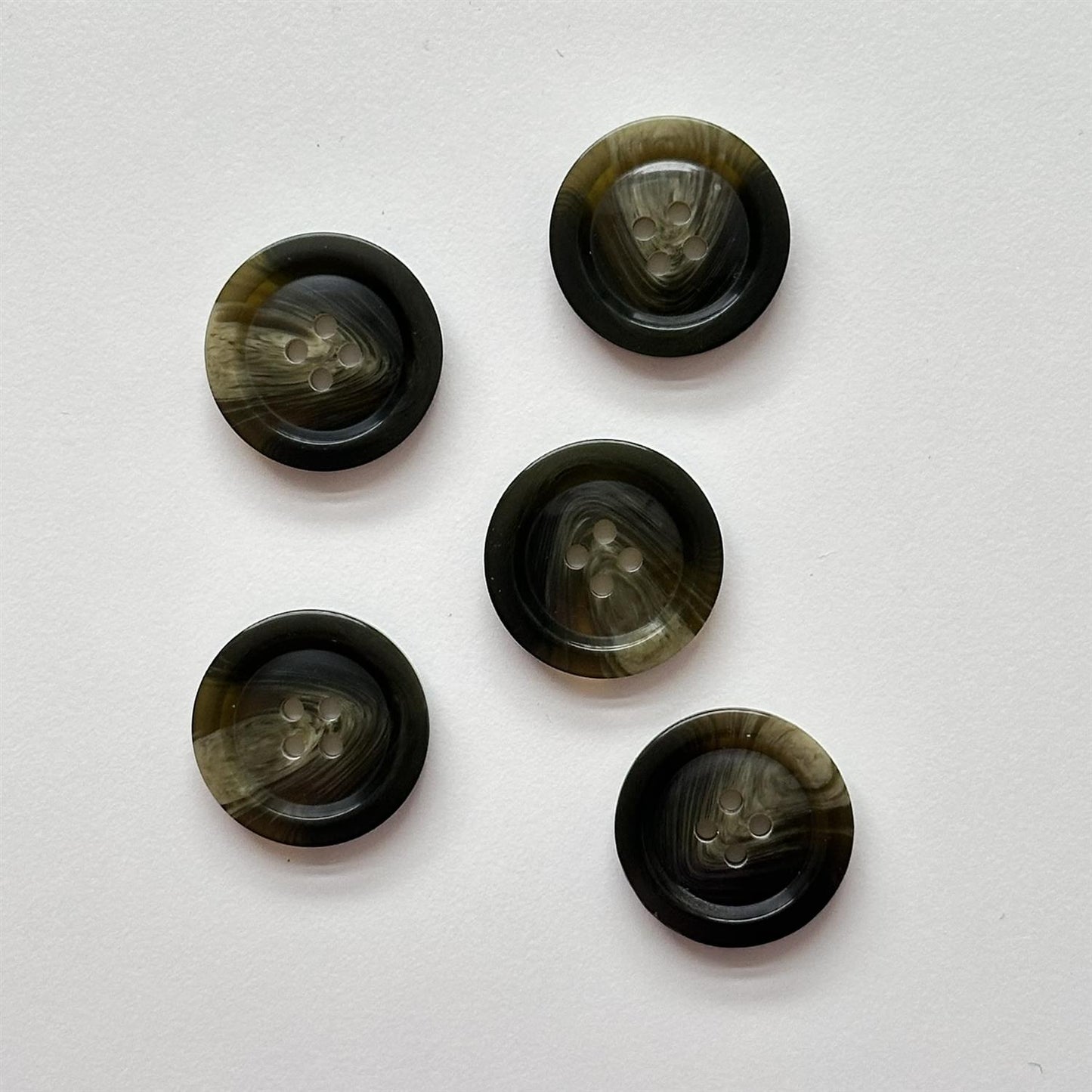 Tortoise knapper, grønnmelert - 25 mm - Hjelmtvedt - Garntopia