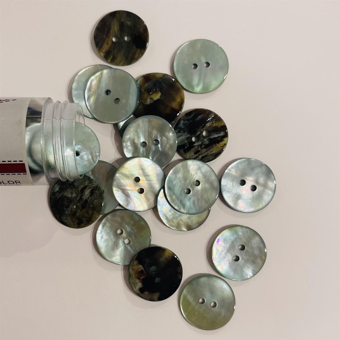 Perlemorknapp Havgrønn - 20 mm - Hjelmtvedt - Garntopia