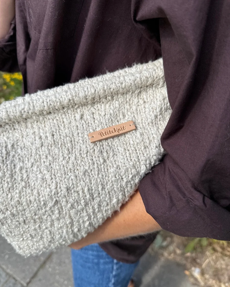 "PetiteKnit"- Natur - lærlabel