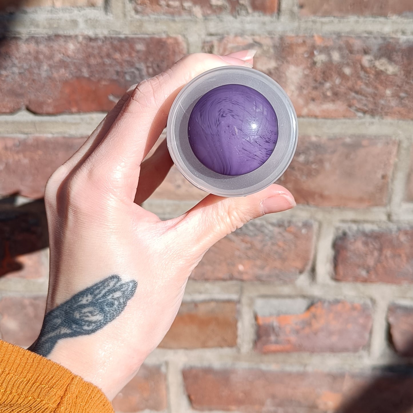 Stor Plastknapp  Mørkelilla - 30 mm - Villy Jensen - Garntopia