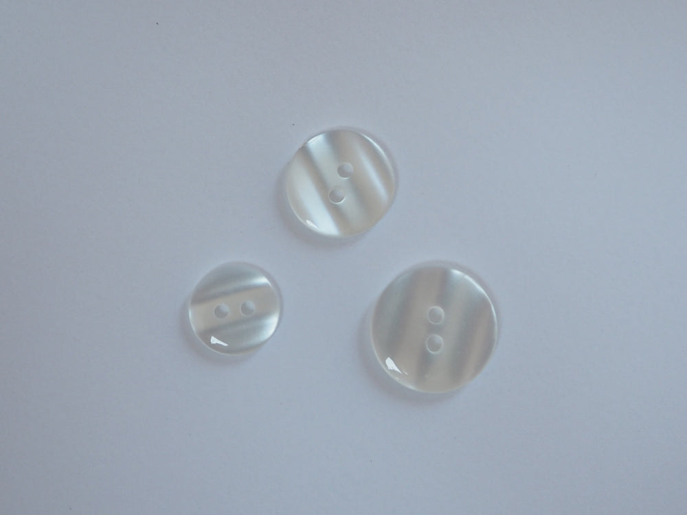 Blanke plastknapper - hvite - Medium - Hjelmtvedt - Garntopia