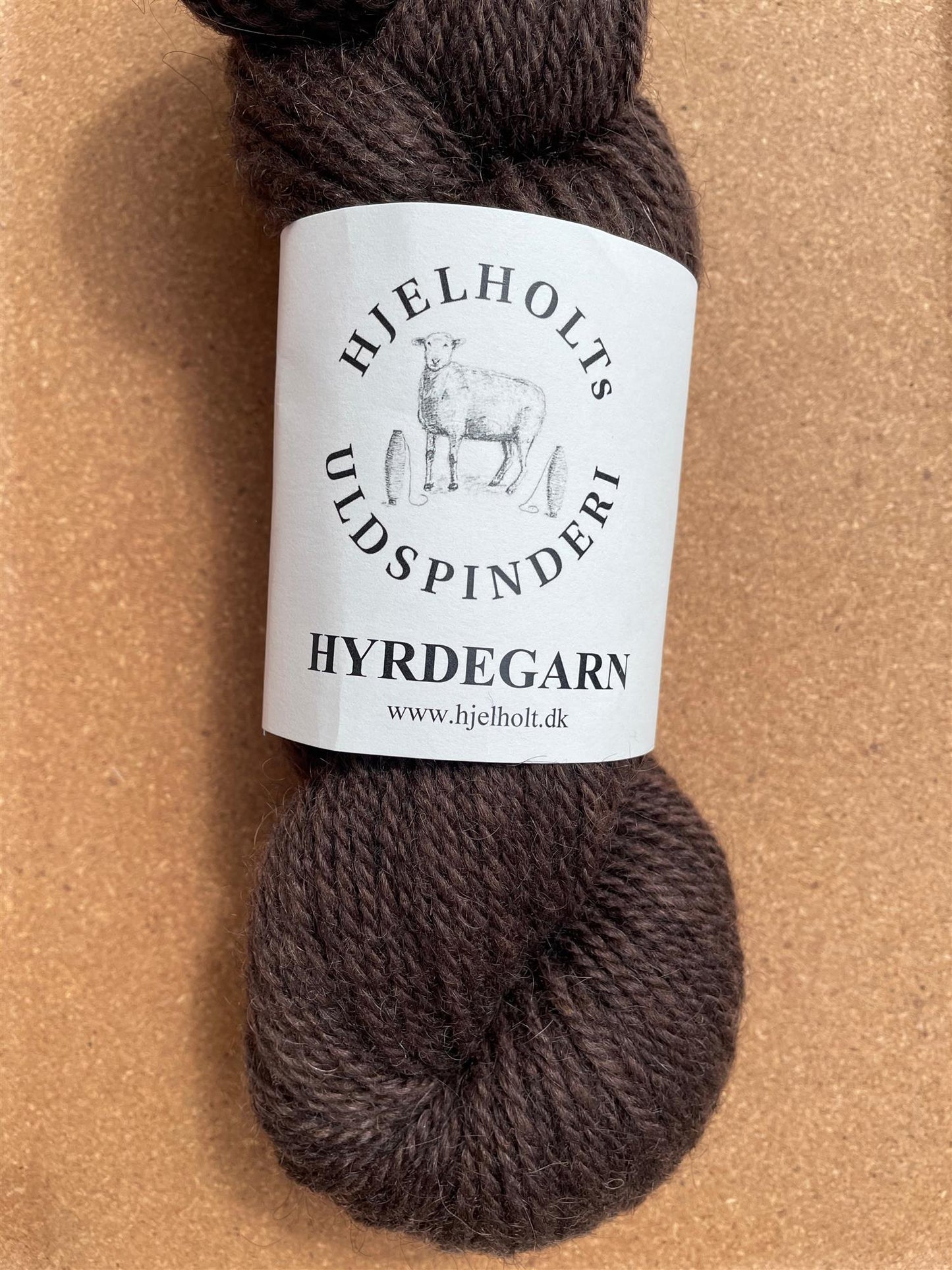 06 Mørkebrun   - Hyrdegarn - Hjelholt - Garntopia