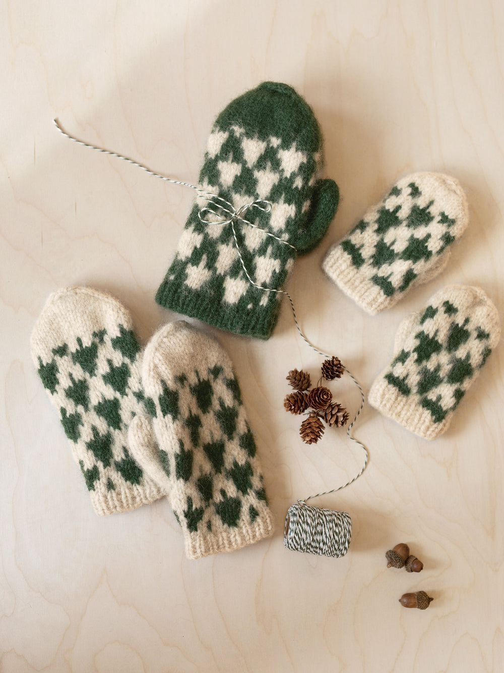 Christmas Tree Mittens  24_5 - Sandnes garn - Garntopia