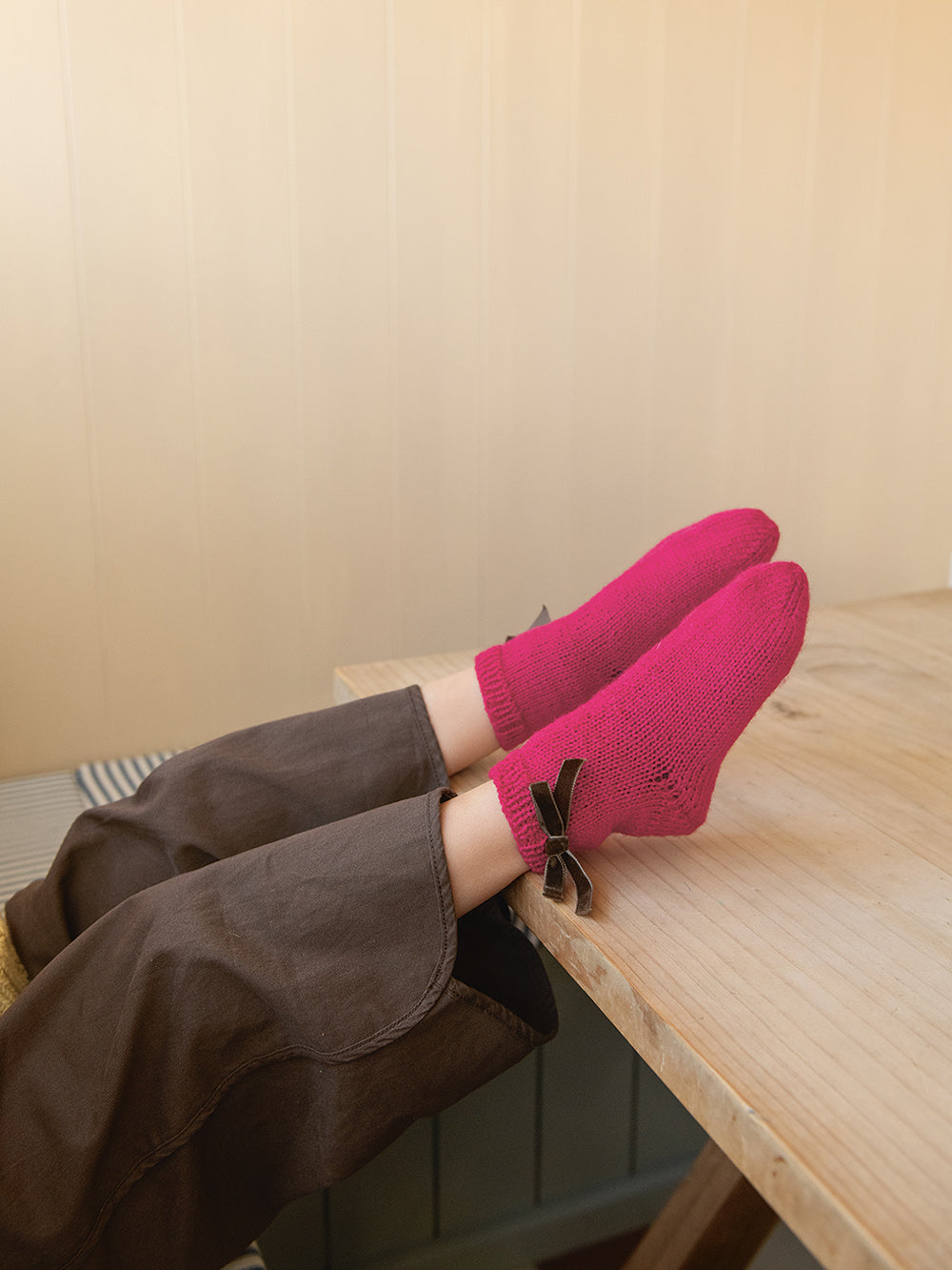 2501 - Mykt til barn - Nr. 7 Bow Socks Junior - Sandnes garn - Garntopia