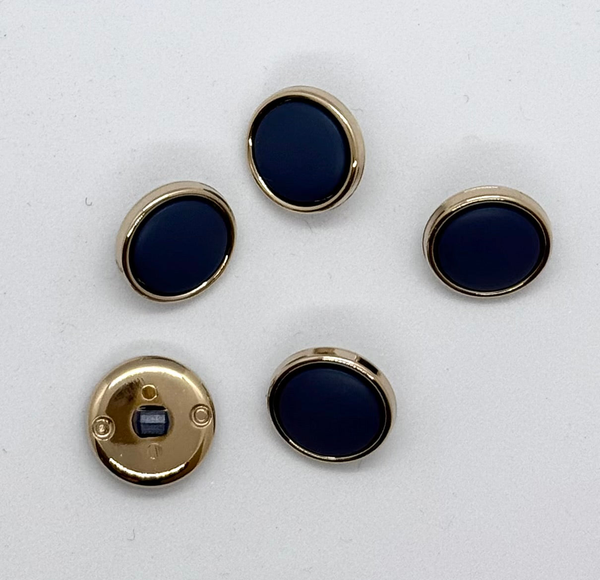 Nylonknapp, blå med gullkant - Matt - 18 mm - NEWOLD COMPANY - Garntopia