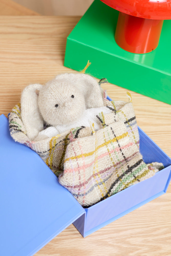 462 - Aftenstrikk Harepus med Klær - Rauma Garn - Garntopia