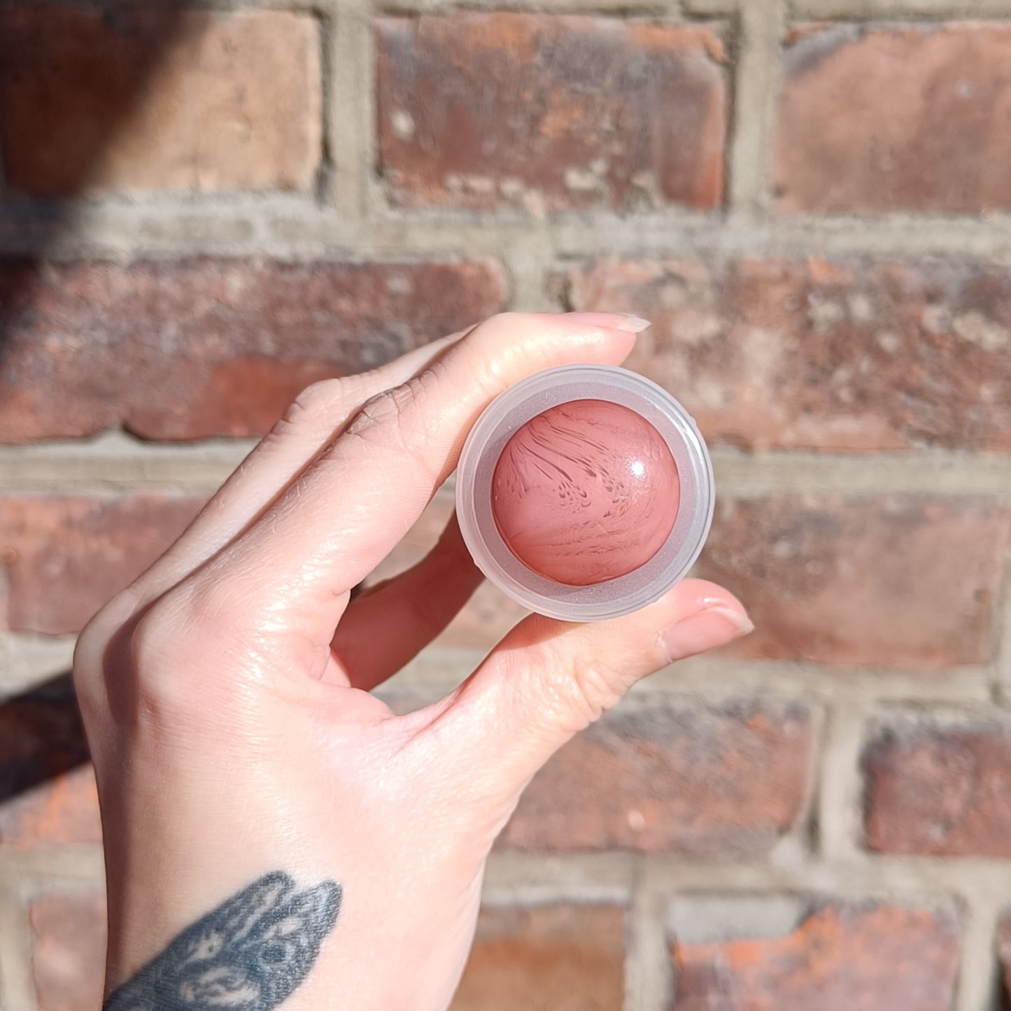 Stor Plastknapp  Rødbrun - 25 mm - Villy Jensen - Garntopia