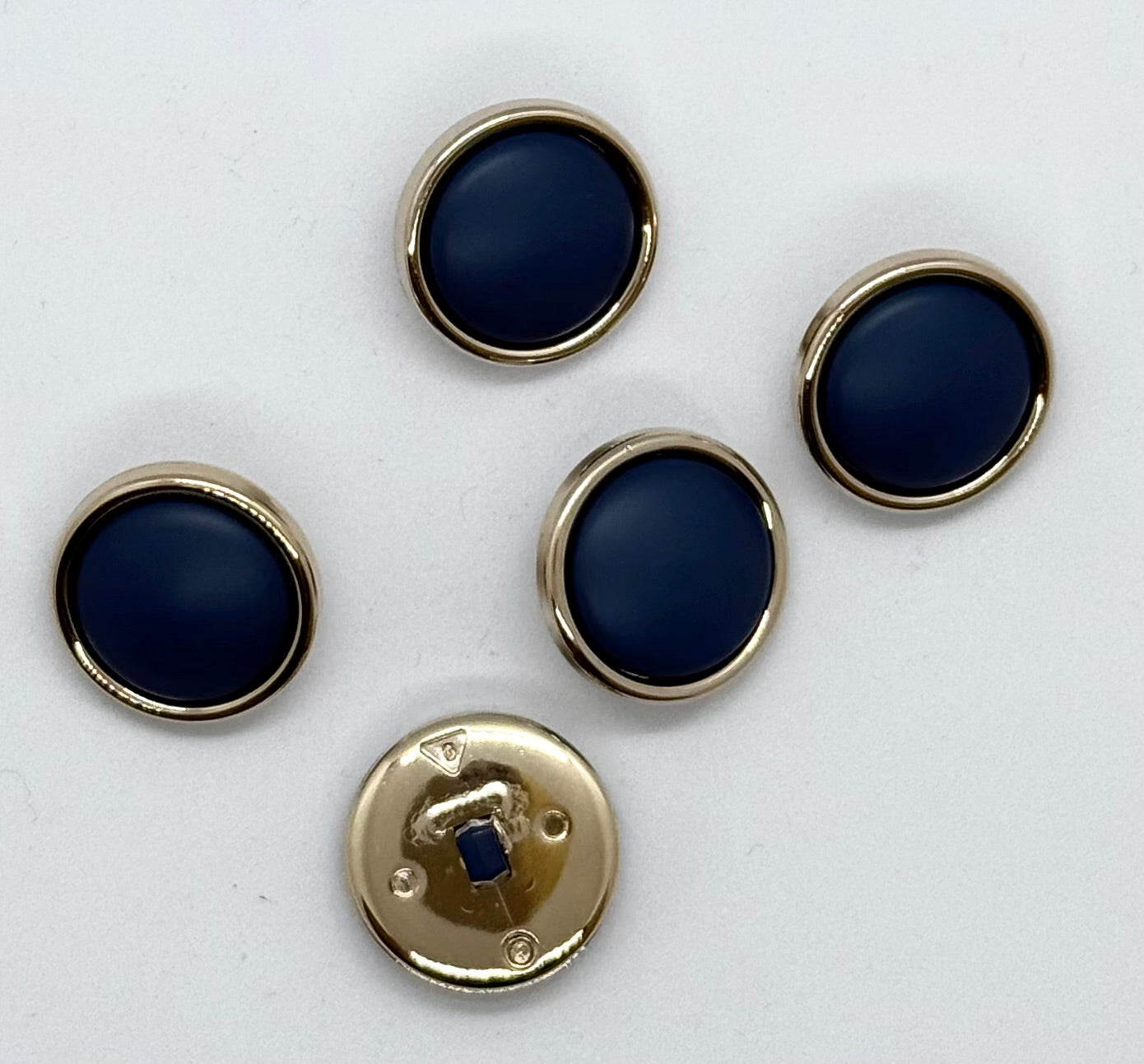 Nylonknapp, blå med gullkant - Matt - 22 mm - NEWOLD COMPANY - Garntopia