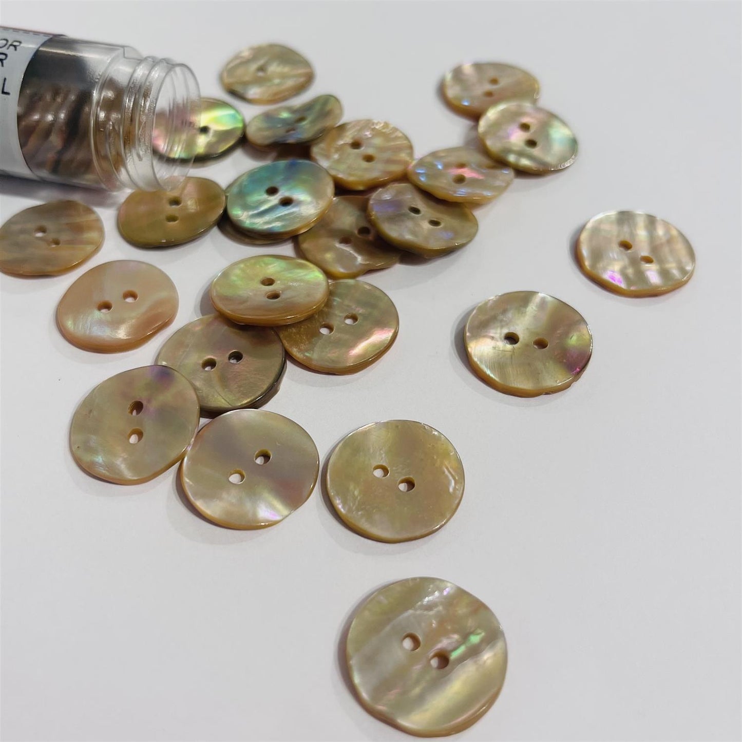 Perlemorknapp Sand - 18 mm - Ukjent - Garntopia