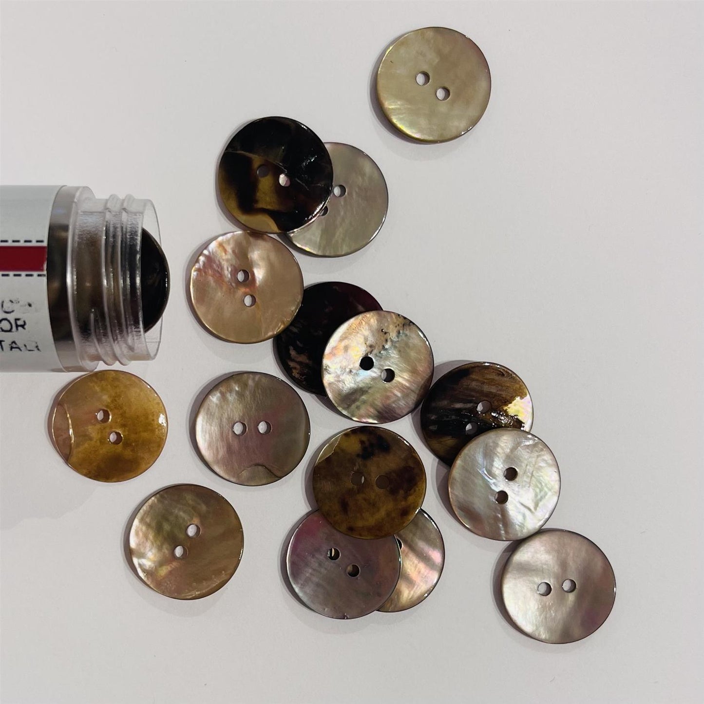 Perlemorknapp Champagne - 20 mm - Hjelmtvedt - Garntopia