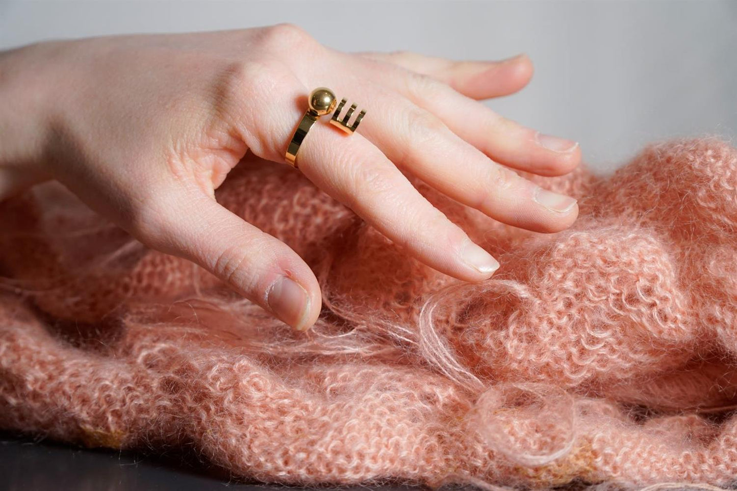 My Pearl GLOBE - Yarn Guiding Ring - Small Globe - Gold - SILFA ehf - Garntopia