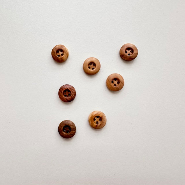 Knapp i oliventre - 10 mm - Hjelmtvedt - Garntopia