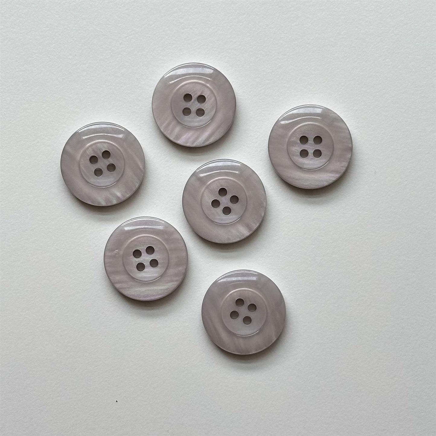 Knapp 2 hull, Sølvgrå - 23 mm - Villy Jensen - Garntopia