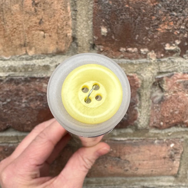 Plastknapp 4 hull - Lysegul - 18 mm - Villy Jensen - Garntopia