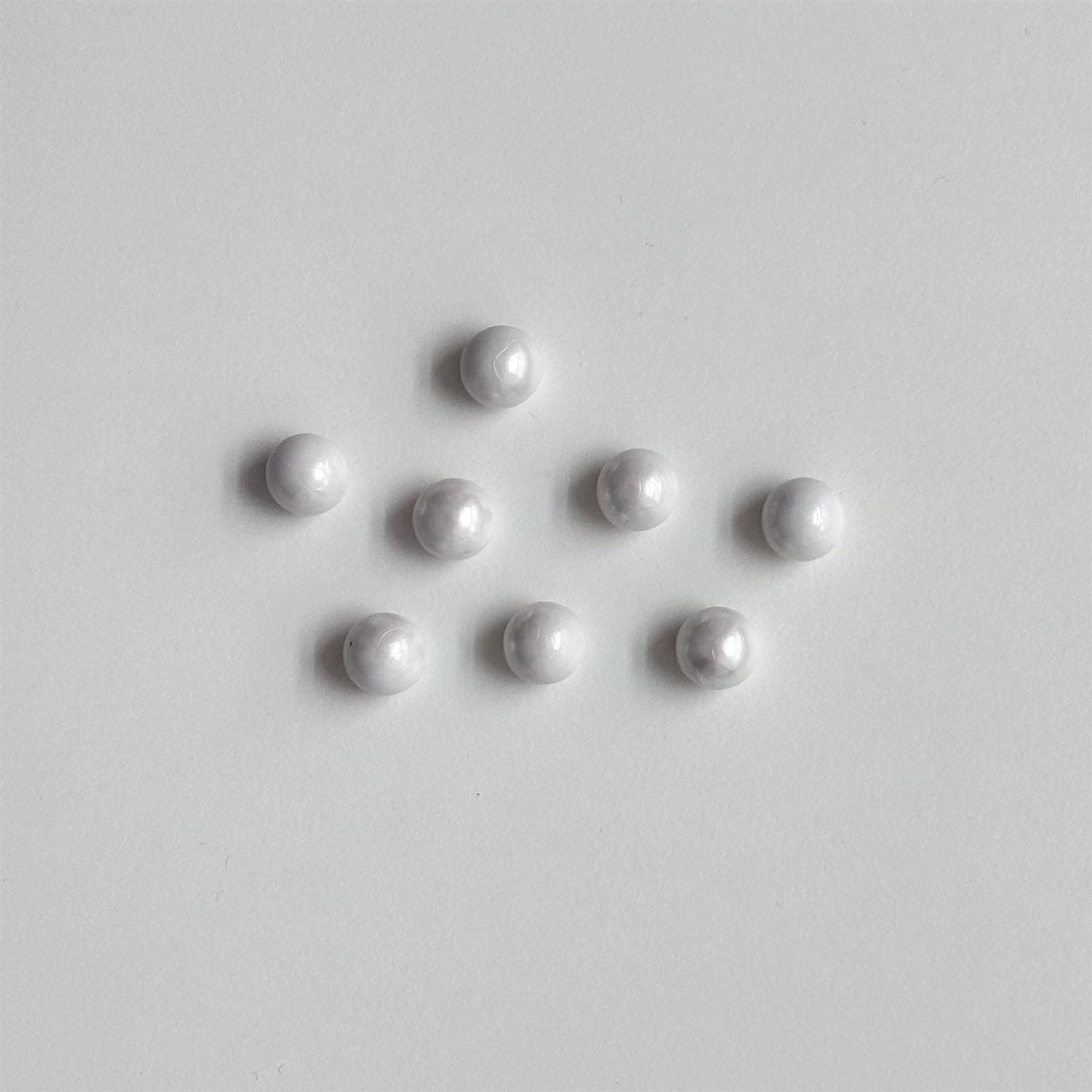 Rund perleknapp i plast - hvit - 10 mm - Hjelmtvedt - Garntopia