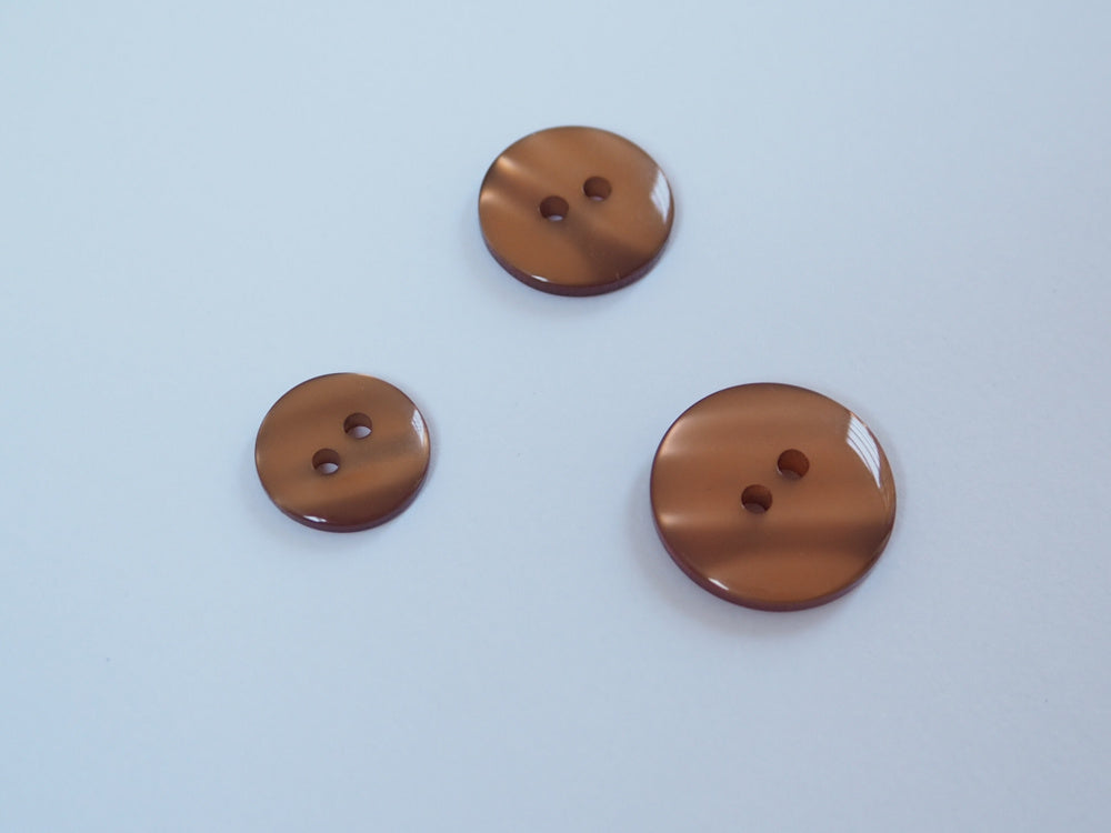 Blanke plastknapper - brune - Liten - Hjelmtvedt - Garntopia